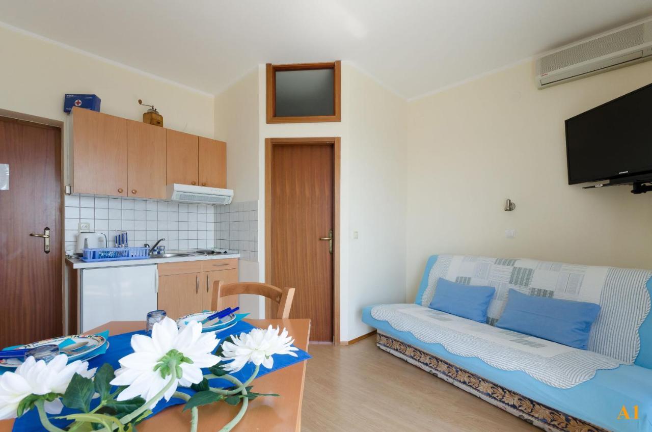 Apartments And Room Drazen Novi Vinodolski Exterior foto