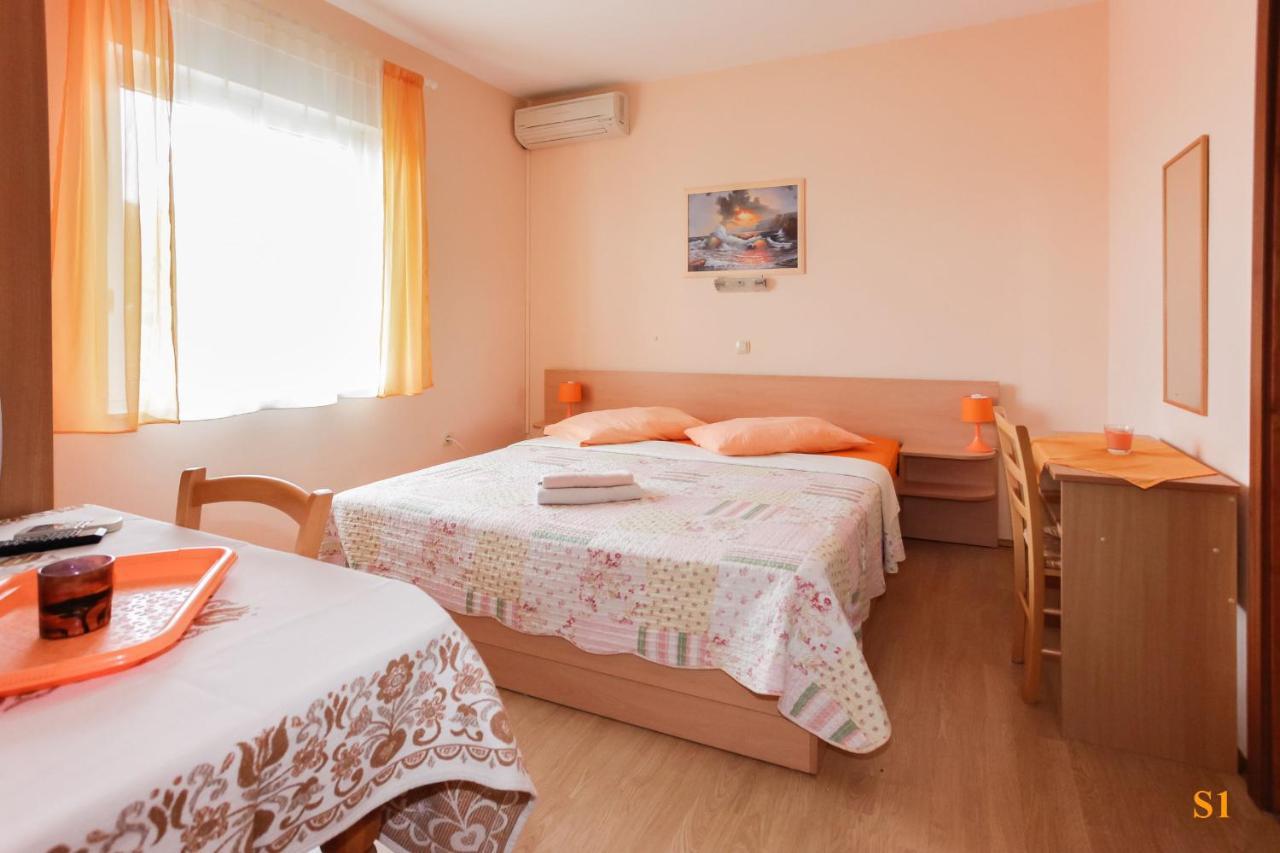 Apartments And Room Drazen Novi Vinodolski Exterior foto